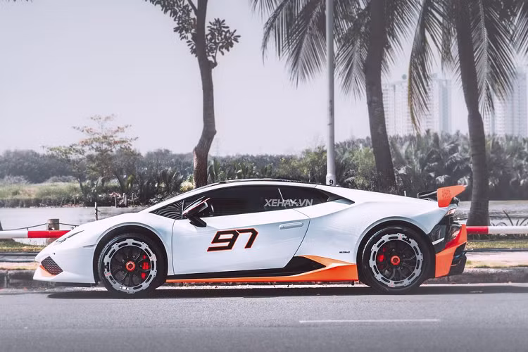 Như vậy, tổng cộng chiếc Lamborghini Huracan này sở hữu tới 3 phiên bản độ khác nhau đều tới từ hãng độ Vorsteiner. Chiếc xe trong bài sở hữu màu “áo” ngoại thất trắng cam vô cùng nổi bật. Nguyên bản, xe có màu ngoại thất là màu đen.