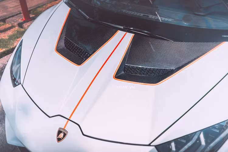 Lamborghini Huracan là một sản phẩm thay thế cho mẫu Gallardo tiền nhiệm. Ngay từ thời điểm ra mắt, Huracan đã gây được nhiều tiếng vang lớn trên toàn thế giới bởi ngoại hình thiết kế tinh tế, đậm chất thể thao, khả năng vận hành vô song, quan trọng nhất.