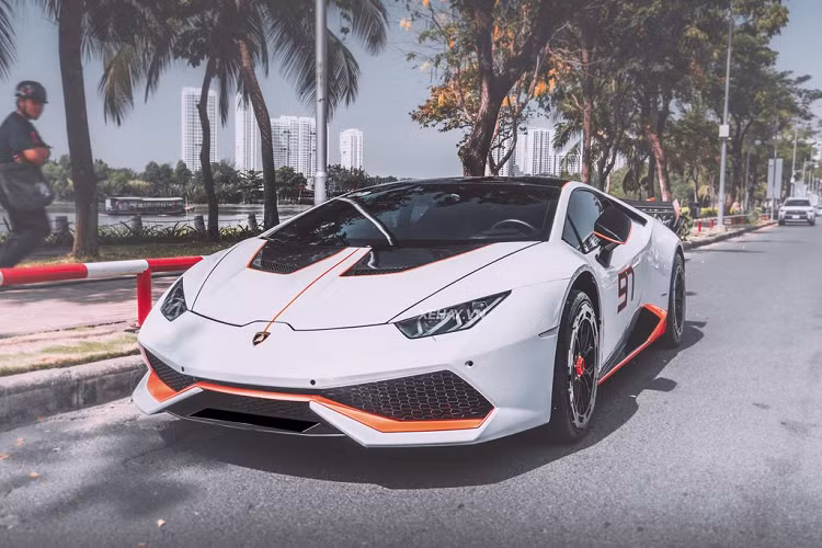 Theo tìm hiểu, siêu phẩm Lamborghini Huracan tại Sài Gòn này đã được chủ nhân độ lại nhiều chi tiết như nắp ca-pô mang cảm hứng của STO thuộc hãng độ Vorsteiner trong gói độ Vicenza Edizione. Được biết, riêng phần nắp ca-pô này đã tiêu tốn của chủ nhân 214 triệu đồng.