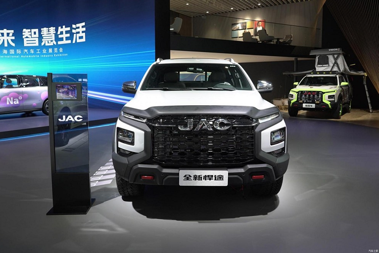 Mẫu xe bán tải mới JAC T9 Hunter khi được trang bị động cơ xăng sẽ có giá bán dao động từ 131.800 nhân dân tệ đến 167.800 nhân dân tệ, (tương đương 442 triệu đồng đến 563 triệu đồng).