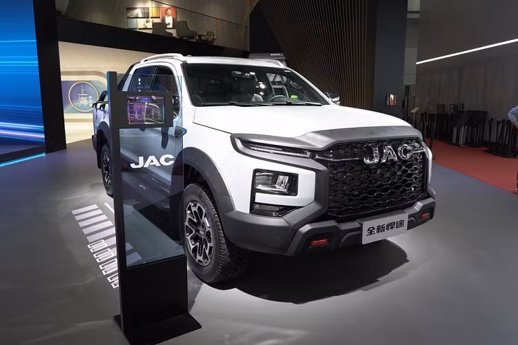 Vào tháng 4 vừa qua, hãng JAC, thương hiệu được người Việt biết nhiều đến các dòng xe tải, đã vén màn 1 mẫu xe bán tải mang tên gọi là Hunter. Mãi đến nay, JAC Motors mới làm lễ ra mắt chính thức và công bố giá bán của chiếc xe bán tải JAC T9 Hunter 2023 mới.