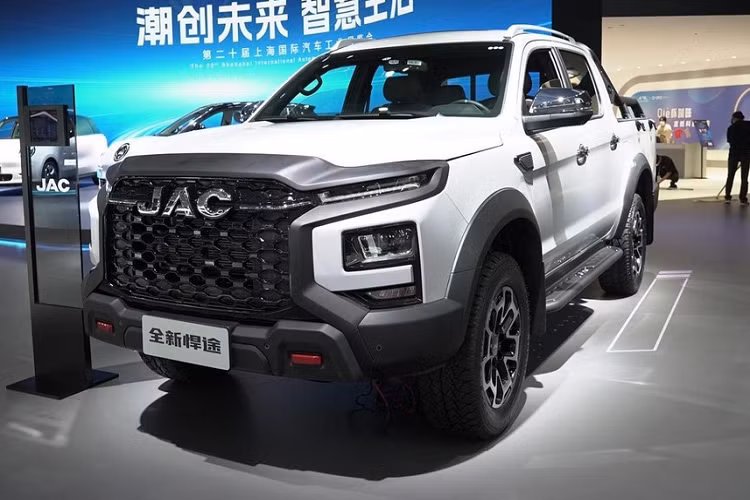 Theo đó, JAC chỉ mới bán ra thị trường 2 phiên bản sử dụng động cơ xăng và dầu, còn 2 bản Plug-in Hybrid và quan trọng nhất là EV sẽ sớm ra mắt trong thời gian tới. Hãy cùng chúng tôi tìm hiểu và đánh giá nhanh JAC T9 Hunter: Nhiều thứ hay ho, có cả hệ truyền động thuần điện, giá từ 442 triệu đồng.