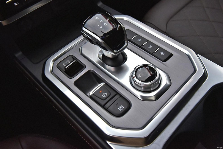 Về các cấu hình khác, tất cả các xe mới đều đạt tiêu chuẩn với đèn pha tự động, đèn chào mừng, đèn viền xung quanh, trần xe dệt kim cao cấp, ghế ngồi sang trọng kiểu Mỹ, logo thêu độc quyền, ghế trước sưởi ấm tự động, ghế chính điều chỉnh 6 hướng, tựa tay trung tâm hàng ghế trước tích hợp chức năng làm mát.