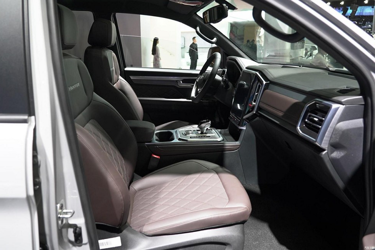 Màn hình cảm ứng siêu lớn 10,4 inch, dựng dọc, tích hợp hệ thống điều khiển thông minh của toàn bộ xe, điện thoại di động có thể được kết nối với hệ thống xe thông qua ứng dụng Yilian và Haohanbang, nhờ đó mà có thể dễ dàng thực hiện các chức năng điều hướng bản đồ, âm nhạc, radio, video, thời tiết và điều hướng chế độ kép Beidou và GPS theo thời gian thực.