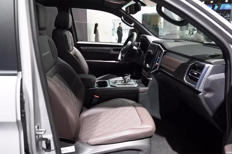 Màn hình cảm ứng siêu lớn 10,4 inch, dựng dọc, tích hợp hệ thống điều khiển thông minh của toàn bộ xe, điện thoại di động có thể được kết nối với hệ thống xe thông qua ứng dụng Yilian và Haohanbang, nhờ đó mà có thể dễ dàng thực hiện các chức năng điều hướng bản đồ, âm nhạc, radio, video, thời tiết và điều hướng chế độ kép Beidou và GPS theo thời gian thực.