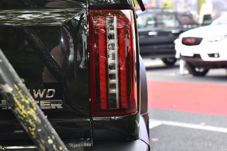 Đầu tiên nhìn từ thiết kế đầu xe, JAC T9 Hunter gây ấn tượng mạnh với lưới tản nhiệt to lớn, có các nan dọc làm chủ đạo, chưa hết, các tấm ốp bằng nhựa màu đen nhám bao bọc lấy đèn pha, dải đèn LED chiếu sáng ban ngày hay toàn bộ cản trước, giúp mặt tiền của JAC T9 Hunter chẳng khác gì 1 chiến binh đã lên đầy đủ đồ bảo hộ.