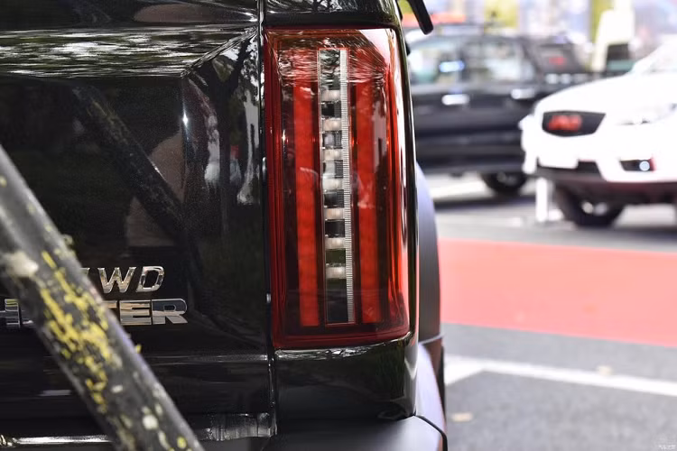 Đầu tiên nhìn từ thiết kế đầu xe, JAC T9 Hunter gây ấn tượng mạnh với lưới tản nhiệt to lớn, có các nan dọc làm chủ đạo, chưa hết, các tấm ốp bằng nhựa màu đen nhám bao bọc lấy đèn pha, dải đèn LED chiếu sáng ban ngày hay toàn bộ cản trước, giúp mặt tiền của JAC T9 Hunter chẳng khác gì 1 chiến binh đã lên đầy đủ đồ bảo hộ.