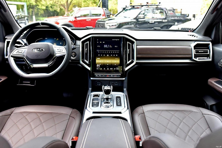 Bảng điều khiển chủ yếu được làm bằng vật liệu nhựa dẻo cao cấp và các tấm kết cấu hình kim cương, chưa hết, hãng xe Trung Quốc còn trang trí thêm với các tấm được chải màu xám lạc đà cùng các cửa thoát khí sơn màu đen của đàn piano được chạm khắc trên cửa sổ. Chiếc xe JAC T9 Hunter mới được trang bị bảng đồng hồ màn hình màu LCD 7 inch, tích hợp hai bộ giao diện UI năng động là Dongfang Xianglong và Arctic Blue Light. Xe có vô lăng thể thao, không có chấu vát đáy, mang đến cảm giác như buồng lái phi thuyền.