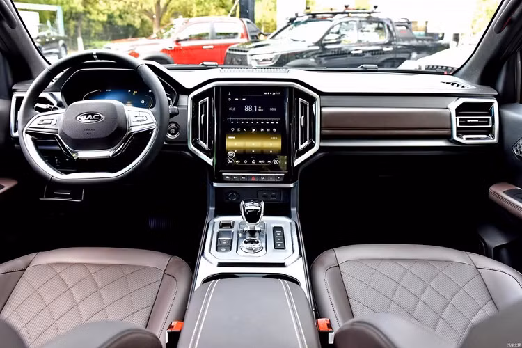 Bảng điều khiển chủ yếu được làm bằng vật liệu nhựa dẻo cao cấp và các tấm kết cấu hình kim cương, chưa hết, hãng xe Trung Quốc còn trang trí thêm với các tấm được chải màu xám lạc đà cùng các cửa thoát khí sơn màu đen của đàn piano được chạm khắc trên cửa sổ. Chiếc xe JAC T9 Hunter mới được trang bị bảng đồng hồ màn hình màu LCD 7 inch, tích hợp hai bộ giao diện UI năng động là Dongfang Xianglong và Arctic Blue Light. Xe có vô lăng thể thao, không có chấu vát đáy, mang đến cảm giác như buồng lái phi thuyền.