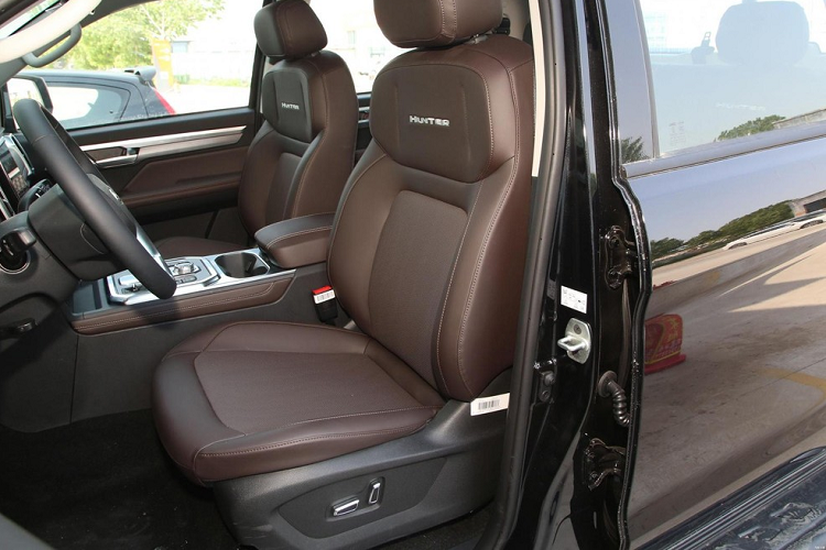 JAC T9 Hunter mới sẽ có màu sơn thân xe tùy chỉnh độc quyền là xám Xingyao, tiếp theo đó là được trang bị mâm hợp kim nhôm cao cấp 18 inch hình vảy rồng, tạo hiệu ứng hình ảnh trẻ trung và năng động hơn, tất nhiên, bạn có thể chọn màu sơn khác cho xe, chẳng hạn đen, trắng hay đỏ đen rất thể thao. Về kích thước, xe bán tải JAC T9 Hunter có các số đo bao gồm chiều dài 5.330 mm, rộng 1.965 mm và cao 1.920 mm, chiều dài cơ sở của xe đạt mức 3.110 mm. Chưa hết, JAC T9 Hunter 2023 được trang bị thùng hàng dài 1,81 m.