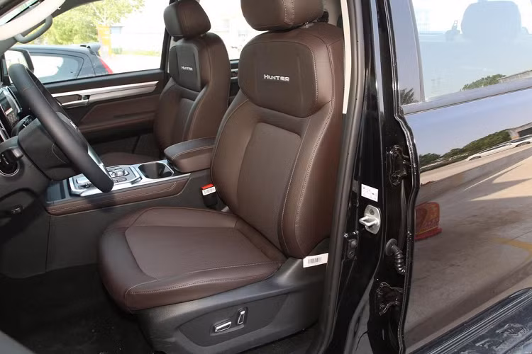 JAC T9 Hunter mới sẽ có màu sơn thân xe tùy chỉnh độc quyền là xám Xingyao, tiếp theo đó là được trang bị mâm hợp kim nhôm cao cấp 18 inch hình vảy rồng, tạo hiệu ứng hình ảnh trẻ trung và năng động hơn, tất nhiên, bạn có thể chọn màu sơn khác cho xe, chẳng hạn đen, trắng hay đỏ đen rất thể thao. Về kích thước, xe bán tải JAC T9 Hunter có các số đo bao gồm chiều dài 5.330 mm, rộng 1.965 mm và cao 1.920 mm, chiều dài cơ sở của xe đạt mức 3.110 mm. Chưa hết, JAC T9 Hunter 2023 được trang bị thùng hàng dài 1,81 m.