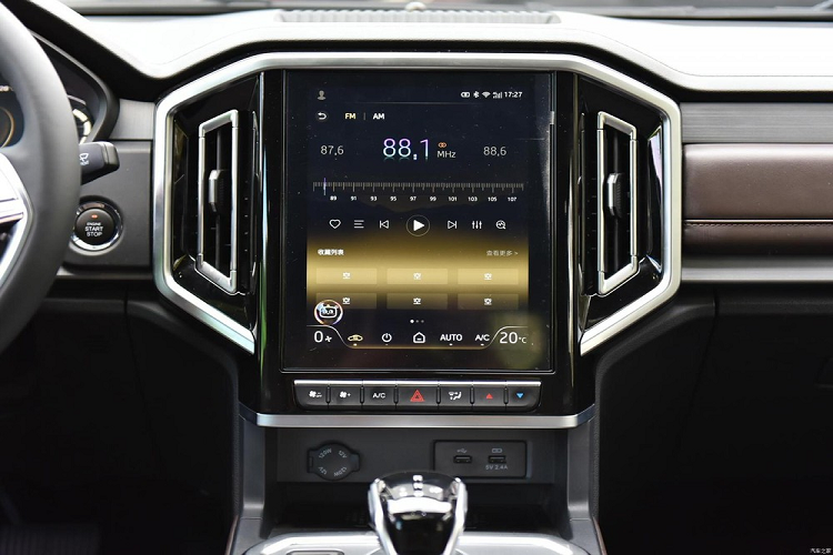 Ban đầu, hãng xe Trung Quốc cho biết, chiếc xe JAC T9 Hunter sẽ được trang bị 4 hệ truyền động là động cơ xăng, dầu, plug-in hybrid và cả xe điện thuần túy, nhưng tại thời điểm ra mắt chính thức này, họ chỉ công bố bán ra 2 bản xăng và dầu, trong đó, động cơ xăng Blue Whale 2.0TGDI, sẽ cho ra công suất tối đa 228 mã lực và mô-men xoắn cực đại 380 Nm, hộp số tự động 8 cấp.