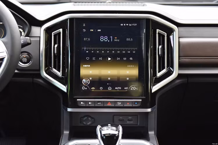 Ban đầu, hãng xe Trung Quốc cho biết, chiếc xe JAC T9 Hunter sẽ được trang bị 4 hệ truyền động là động cơ xăng, dầu, plug-in hybrid và cả xe điện thuần túy, nhưng tại thời điểm ra mắt chính thức này, họ chỉ công bố bán ra 2 bản xăng và dầu, trong đó, động cơ xăng Blue Whale 2.0TGDI, sẽ cho ra công suất tối đa 228 mã lực và mô-men xoắn cực đại 380 Nm, hộp số tự động 8 cấp.