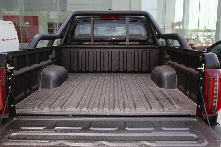 Xe có 3 loại đèn xếp tầng lên nhau, thấp nhất là đèn xi-nhanh, tiếp đến là đèn pha LED và cuối cùng là dải đèn LED chiếu sáng ban ngày nằm trên cao, thiết kế vuốt nhọn, rất cá tính. Tùy theo phiên bản mà lưới tản nhiệt 6 nan kép sẽ được sơn đen hoặc mạ crôm sáng bóng.