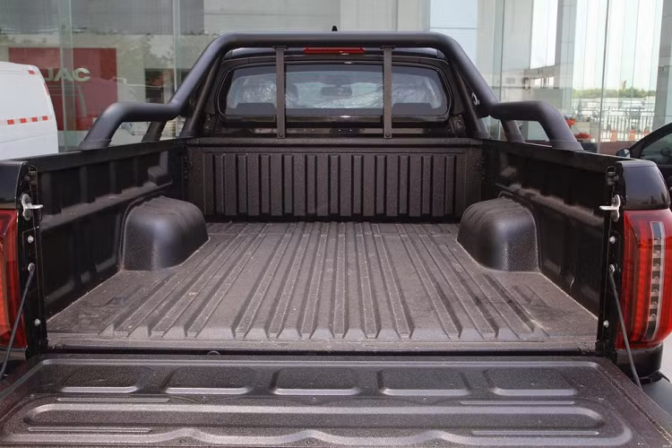 Xe có 3 loại đèn xếp tầng lên nhau, thấp nhất là đèn xi-nhanh, tiếp đến là đèn pha LED và cuối cùng là dải đèn LED chiếu sáng ban ngày nằm trên cao, thiết kế vuốt nhọn, rất cá tính. Tùy theo phiên bản mà lưới tản nhiệt 6 nan kép sẽ được sơn đen hoặc mạ crôm sáng bóng.