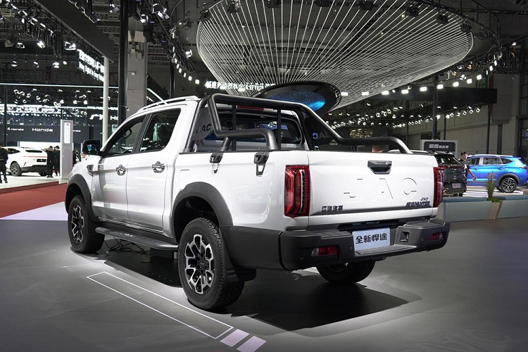 Khi JAC ra mắt T9 Hunter, có lẽ nhiều người Việt đang rất tò mò muốn xem thử, 1 hãng xe khá nổi tiếng tại Việt Nam khi chuyên sản xuất xe tải sẽ có tài cán gì để dấn thân vào thị trường xe ô tô nói chung và phân khúc xe bán tải nói riêng, không ít người đã bất ngờ khi nhìn thấy thiết kế của JAC T9 Hunter, nó không phải đẹp quá sắc sảo nhưng càng nhìn lâu, cái đẹp nhẹ nhàng của xe lại càng thấm sâu.