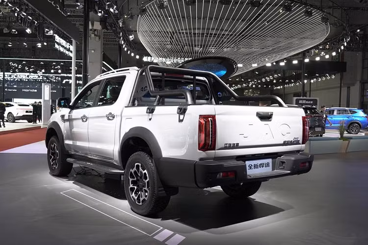 Khi JAC ra mắt T9 Hunter, có lẽ nhiều người Việt đang rất tò mò muốn xem thử, 1 hãng xe khá nổi tiếng tại Việt Nam khi chuyên sản xuất xe tải sẽ có tài cán gì để dấn thân vào thị trường xe ô tô nói chung và phân khúc xe bán tải nói riêng, không ít người đã bất ngờ khi nhìn thấy thiết kế của JAC T9 Hunter, nó không phải đẹp quá sắc sảo nhưng càng nhìn lâu, cái đẹp nhẹ nhàng của xe lại càng thấm sâu.