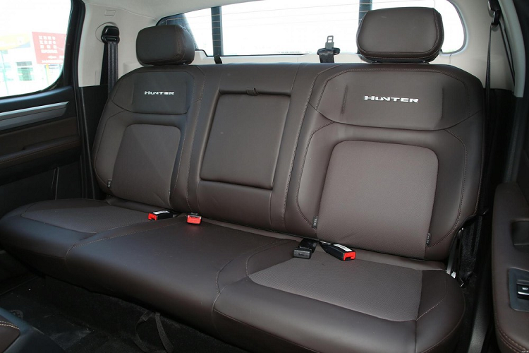 JAC T9 Hunter được trang bị tiêu chuẩn hệ thống điều khiển bằng giọng nói thông minh, có thể điều khiển các chức năng của xe thông qua giọng nói, thuận tiện khi vận hành, có thể thực hiện đóng mở cửa sổ, khóa từ xa, mở cửa, tìm xe, truy vấn tình trạng xe, khởi động xe, bật tắt điều hòa, chờ nâng cấp OTA. Ngoài ra, xe còn cung cấp giao diện ETC và chức năng sạc không dây 50W.