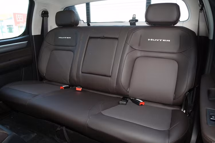 JAC T9 Hunter được trang bị tiêu chuẩn hệ thống điều khiển bằng giọng nói thông minh, có thể điều khiển các chức năng của xe thông qua giọng nói, thuận tiện khi vận hành, có thể thực hiện đóng mở cửa sổ, khóa từ xa, mở cửa, tìm xe, truy vấn tình trạng xe, khởi động xe, bật tắt điều hòa, chờ nâng cấp OTA. Ngoài ra, xe còn cung cấp giao diện ETC và chức năng sạc không dây 50W.