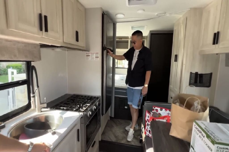 Có lần Youtuber này bỏ ra số tiền không nhỏ thuê trực thăng ngắm cảnh ở Dubai, trải nghiệm hầm rượu khổng lồ nghìn tỷ tại Mỹ hay review khách sạn dát vàng…