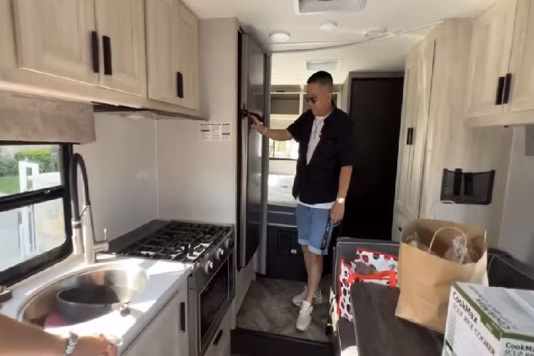 Có lần Youtuber này bỏ ra số tiền không nhỏ thuê trực thăng ngắm cảnh ở Dubai, trải nghiệm hầm rượu khổng lồ nghìn tỷ tại Mỹ hay review khách sạn dát vàng…