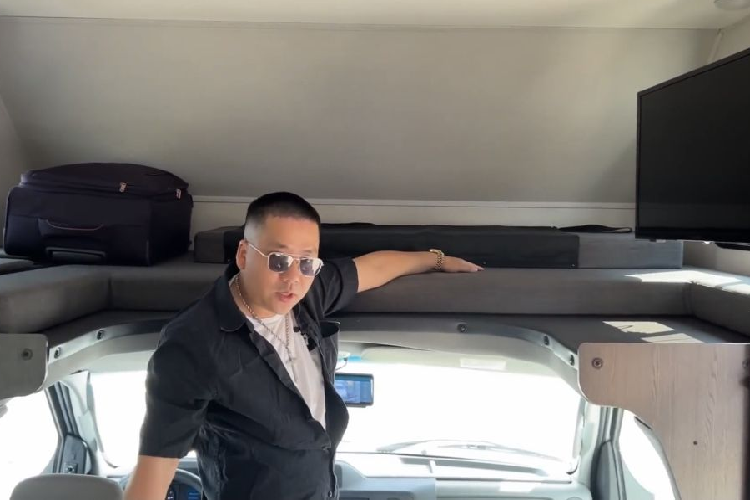 Khoa Pug được biết đến là một youtuber “rich kid”. Anh luôn thực hiện những thử thách “sặc mùi tiền” để thu hút sự quan tâm của mọi người. Trong những lần đi du lịch, hay trải nghiệm của mình, anh không ngần ngại chi tiền khủng để được thỏa mãn bản thân.