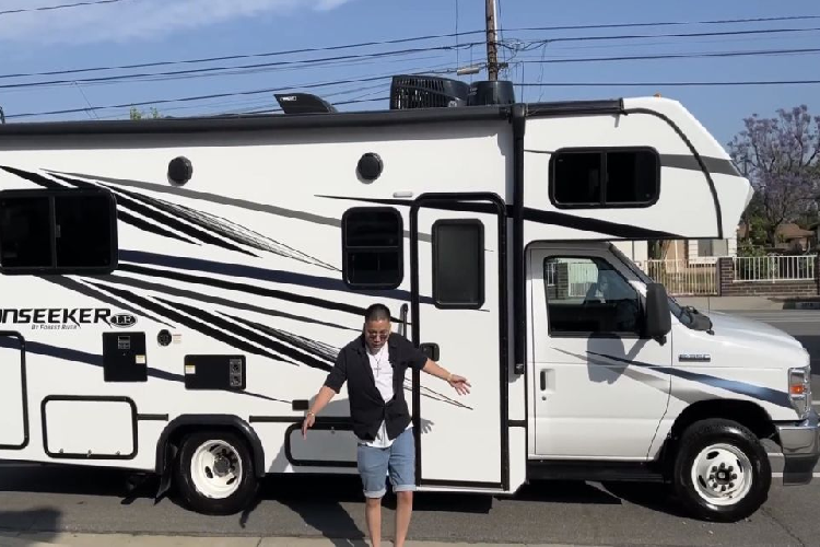 Dù nhìn đầy đủ đồ đạc, nhiều tiện ích là thế, nhưng theo youtuber này chia sẻ, xe di động cũng có một số bất cập, ví dụ như vấn đề nước sạch. Bởi nước được tích trữ trên xe sẽ được dùng cho việc tắm rửa và ăn uống, nếu không tiết kiệm sẽ khó có thể đủ cho 4 người dùng.