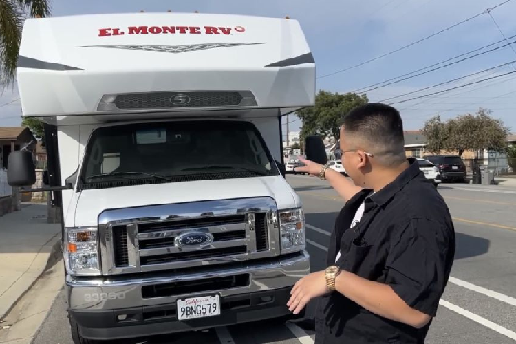 Chiếc Ford E350 Super Duty độ nhà di động có ngoại hình đồ sộ với chiều dài khoảng 4 mét. Điểm đáng chú ý là bên trong xe có đầy đủ các phòng từ: phòng khách, phòng bếp, vệ sinh…với đầy đủ các tiện ích như một ngôi nhà thu nhỏ.