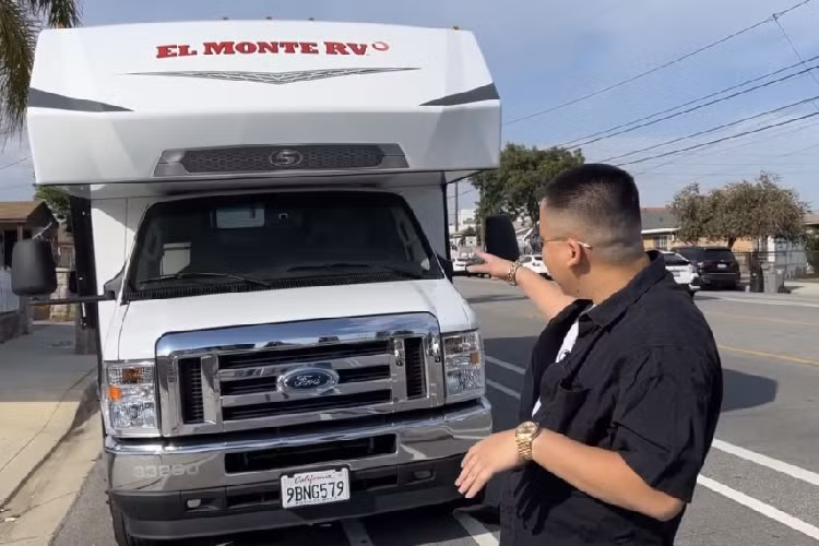 Chiếc Ford E350 Super Duty độ nhà di động có ngoại hình đồ sộ với chiều dài khoảng 4 mét. Điểm đáng chú ý là bên trong xe có đầy đủ các phòng từ: phòng khách, phòng bếp, vệ sinh…với đầy đủ các tiện ích như một ngôi nhà thu nhỏ.