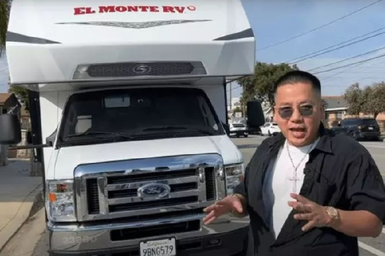 Đây là một loại xe được thiết kế với đầy đủ tiện nghi giống như một ngôi nhà di động để phục vụ chuyến đi dài ngày. Tại thị trường Mỹ, giá xe RV Ford E350 Super Duty đời 2023 có giá 100.000 USD (tương đương khoảng 2,4 tỷ đồng).