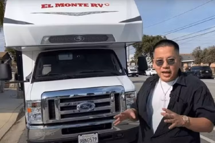 Đây là một loại xe được thiết kế với đầy đủ tiện nghi giống như một ngôi nhà di động để phục vụ chuyến đi dài ngày. Tại thị trường Mỹ, giá xe RV Ford E350 Super Duty đời 2023 có giá 100.000 USD (tương đương khoảng 2,4 tỷ đồng).