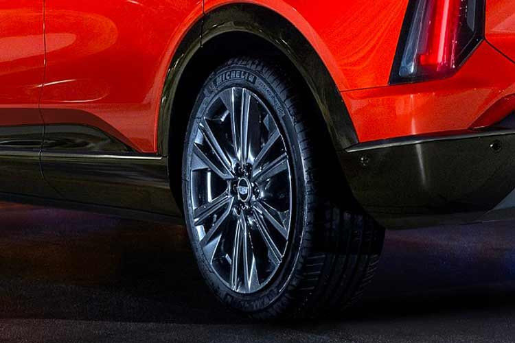 Optiq điện của Cadillac sở hữu ngoạ thất phong cách 2 tông màu, khi màu sơn chính của thân xe tương phản với các thành phần màu đen ở cả bên dưới cũng như bên trên.