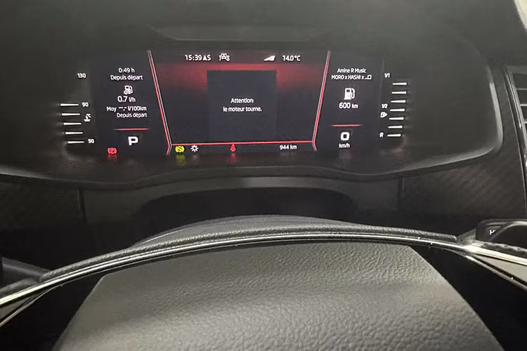 Ngoài ra, mẫu crossover hạng D này còn được trang bị hệ thống đèn 2 tầng trên đầu xe với đèn pha LED tiêu chuẩn, hốc gió trung tâm trải dài trên cản trước, các loại vành với đường kính từ 17 - 20 inch, đèn hậu LED gọn gàng và baga nóc màu bạc.