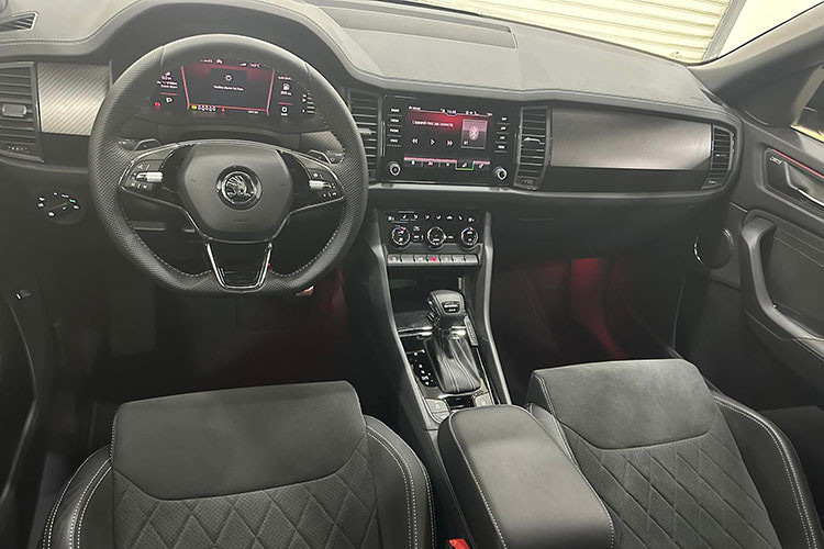 Được phát triển dựa trên cơ sở gầm bệ MQB của tập đoàn mẹ Volkswagen, mẫu xe này sở hữu chiều dài 4.697 mm, chiều rộng 1.882 mm, chiều cao 1.676 mm và chiều dài cơ sở 2.791 mm. Như vậy, Skoda Kodiaq có chiều dài cơ sở lớn hơn Hyundai Santa Fe (2.765 mm) nhưng ngắn hơn Kia Sorento (2.815 mm).