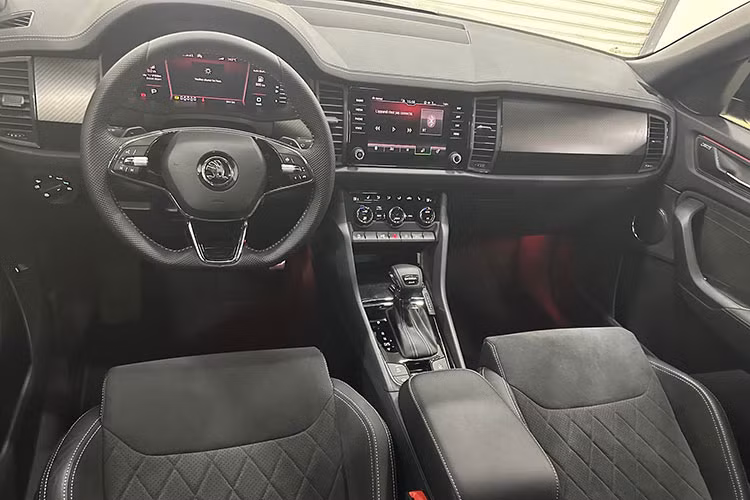 Được phát triển dựa trên cơ sở gầm bệ MQB của tập đoàn mẹ Volkswagen, mẫu xe này sở hữu chiều dài 4.697 mm, chiều rộng 1.882 mm, chiều cao 1.676 mm và chiều dài cơ sở 2.791 mm. Như vậy, Skoda Kodiaq có chiều dài cơ sở lớn hơn Hyundai Santa Fe (2.765 mm) nhưng ngắn hơn Kia Sorento (2.815 mm).