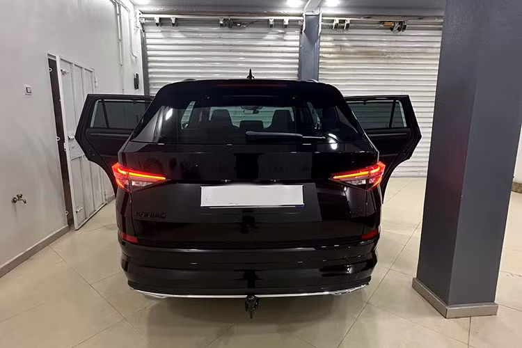 Tại Việt Nam, Skoda Kodiaq sẽ dùng động cơ xăng TSI 4 xi-lanh, dung tích 2.0L với công suất tối đa 188 mã lực và mô-men xoắn cực đại 320 Nm. Động cơ đi với hộp số tự động ly hợp kép 7 cấp và hệ dẫn động 4 bánh. Hiện giá bán của Skoda Kodiaq tại Việt Nam vẫn chưa được hé lộ.