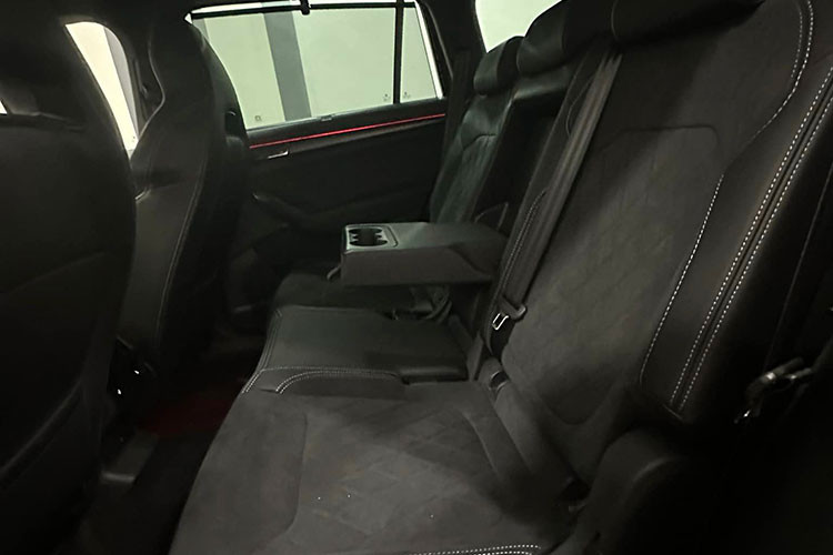 Bên trong Skoda Kodiaq là nội thất 5 chỗ hoặc 7 chỗ với ghế bọc da ở bản cao cấp. Các trang bị đáng chú ý của mẫu xe này ở thị trường nước ngoài gồm có vô lăng 2 chấu, bảng đồng hồ kỹ thuật số Virtual Cockpit 10,25 inch, màn hình cảm ứng trung tâm 8 inch hoặc 9,2 inch, trợ lý ảo Laura, cập nhật bản đồ/phần mềm qua WiFi, cổng USB Type C, phanh tay điện tử, kết nối Android Auto/Apple CarPlay và khóa/mở cửa từ xa.