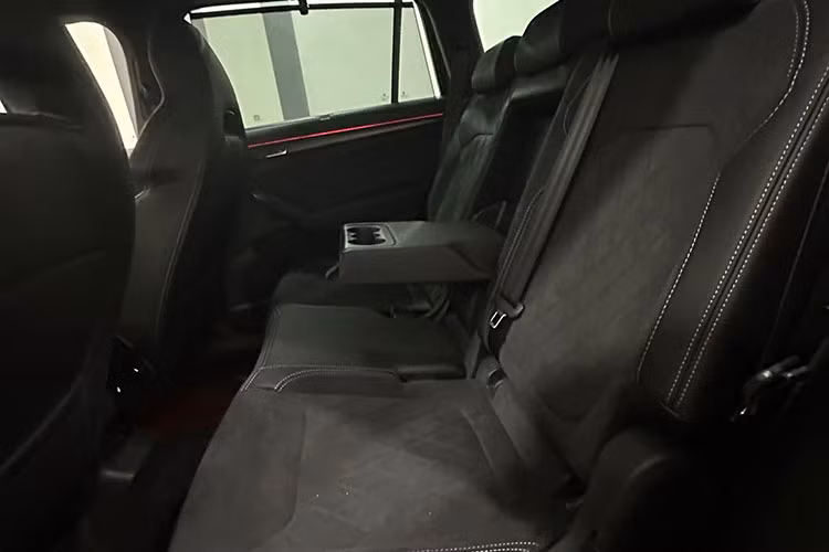 Bên trong Skoda Kodiaq là nội thất 5 chỗ hoặc 7 chỗ với ghế bọc da ở bản cao cấp. Các trang bị đáng chú ý của mẫu xe này ở thị trường nước ngoài gồm có vô lăng 2 chấu, bảng đồng hồ kỹ thuật số Virtual Cockpit 10,25 inch, màn hình cảm ứng trung tâm 8 inch hoặc 9,2 inch, trợ lý ảo Laura, cập nhật bản đồ/phần mềm qua WiFi, cổng USB Type C, phanh tay điện tử, kết nối Android Auto/Apple CarPlay và khóa/mở cửa từ xa.