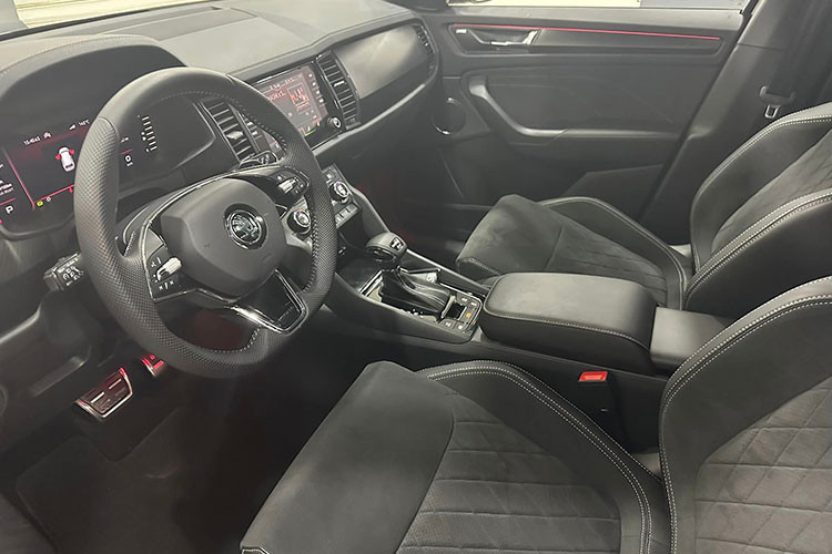 Tương tự các mẫu xe khác của thương hiệu Skoda, Kodiaq được thiết kế theo phong cách khá cơ bắp và nam tính. Xe sở hữu những nét thiết kế đặc trưng như lưới tản nhiệt hình lục giác với các nan nằm dọc sơn màu đen bóng, bao quanh bằng viền mạ crôm.