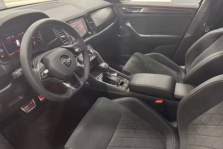 Tương tự các mẫu xe khác của thương hiệu Skoda, Kodiaq được thiết kế theo phong cách khá cơ bắp và nam tính. Xe sở hữu những nét thiết kế đặc trưng như lưới tản nhiệt hình lục giác với các nan nằm dọc sơn màu đen bóng, bao quanh bằng viền mạ crôm.