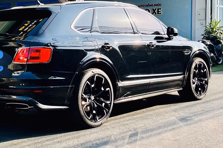 Với mức giá cụ thể là 5,1 tỷ đồng, chiếc Bentley Bentayga rớt giá tận 15 tỷ đồng, nếu so với giá xe Bentley Bentayga được nhập về nước vào năm 2017. Tuy nhiên, sự thật là chiếc Bentley Bentayga này lại mang biển NG, nên giá trị lúc nhập về chỉ đâu đó hơn 11 tỷ đồng.