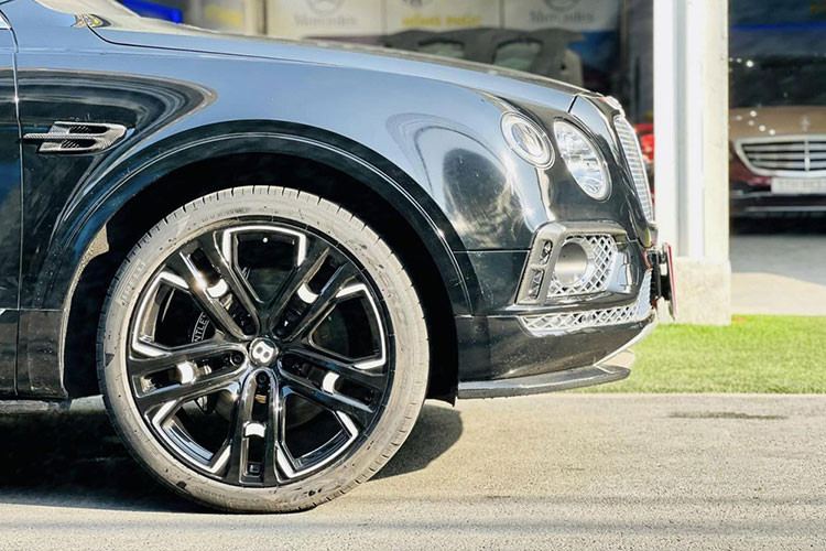 Dù không tiết lộ rõ người nào đã mua chiếc SUV siêu sang Bentley Bentayga đời 2017 giá mềm này, tuy nhiên, đơn vị bán xe có bật mí xe về miền Tây định cư.