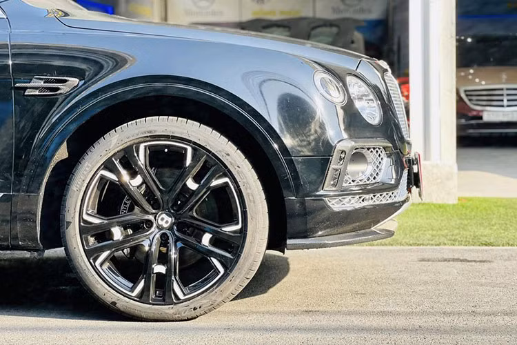 Dù không tiết lộ rõ người nào đã mua chiếc SUV siêu sang Bentley Bentayga đời 2017 giá mềm này, tuy nhiên, đơn vị bán xe có bật mí xe về miền Tây định cư.