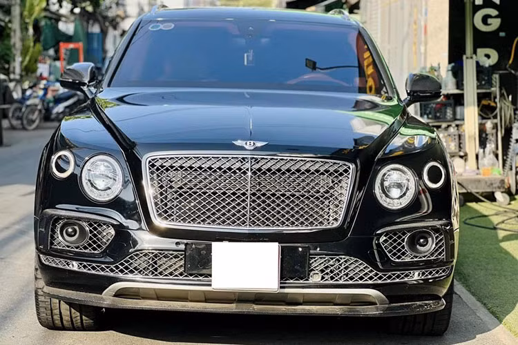 Chiếc xe Bentley Bentayga 2017 này được trang bị động cơ W12, tăng áp kép, dung tích 6.0 lít, sản sinh công suất tối đa 600 mã lực và mô-men xoắn cực đại 900 Nm. Kết hợp cùng hộp số tự động 8 cấp, nhờ đó, SUV siêu sang Bentley Bentayga chỉ mất khoảng 4,2 giây để tăng tốc từ vị trí xuất phát lên 100 km/h trước khi đạt vận tốc tối đa 301 km/h.