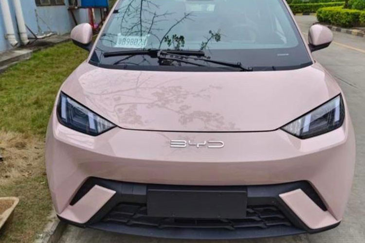 Tiếp đến là động cơ điện khác mang đến công suất tận 102 mã lực với pin LFP 38 kWh cho phạm vi di chuyển của xe sau 1 lần sạc đầy lên đến 405 km. Với những hình ảnh lộ diện tại Việt Nam, chắc chắn BYD Seagull 2023 sẽ sớm được ra mắt.