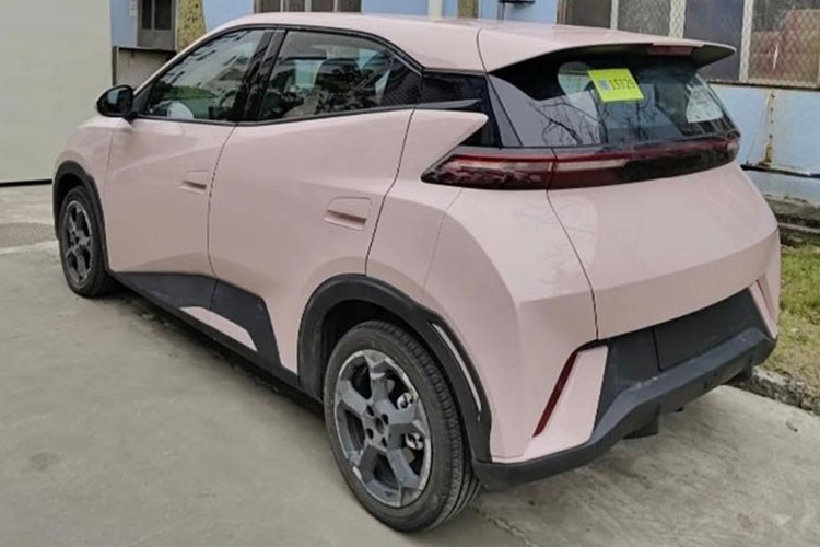 Nói về hệ thống truyền động của Seagull, BYD đưa ra 2 lựa chọn cho khách hàng khi mua xe, đầu tiên là 1 động cơ điện cho ra công suất tối đa 75 mã lực kết hợp với pin natri-ion 30 kWh cho phạm vi hoạt động của xe 305 km.