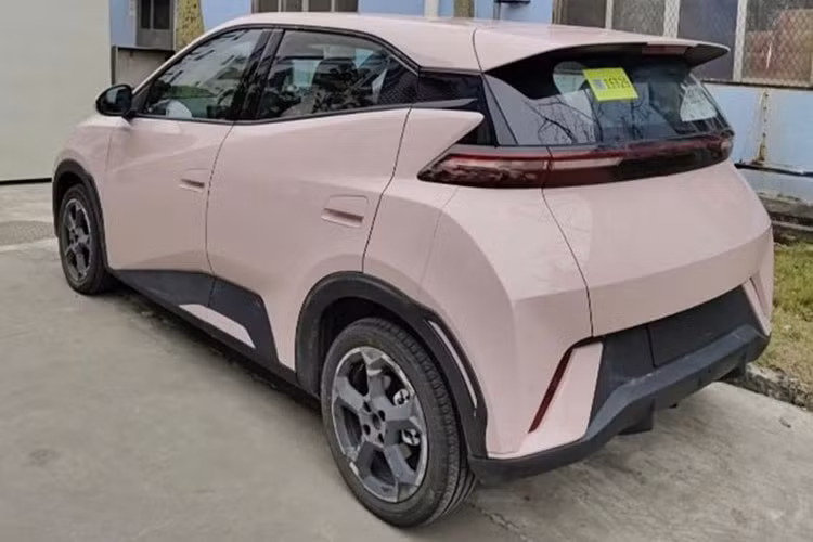 Nói về hệ thống truyền động của Seagull, BYD đưa ra 2 lựa chọn cho khách hàng khi mua xe, đầu tiên là 1 động cơ điện cho ra công suất tối đa 75 mã lực kết hợp với pin natri-ion 30 kWh cho phạm vi hoạt động của xe 305 km.