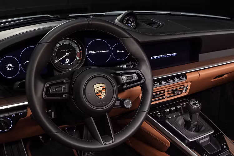 Chiếc xe thể thao giới hạn Porsche 911 Sport Classic 2023 đầu tiên về Thái Lan được tiết lộ có số thứ tự rất đẹp 678/1.250 chiếc, 678 là 1 con số sảnh tiến. Giá xe Porsche 911 Sport Classic 2023 tại Thái Lan chưa được tiết lộ nhưng tại Việt Nam, mẫu xe này có giá bán 19,22 tỷ đồng.