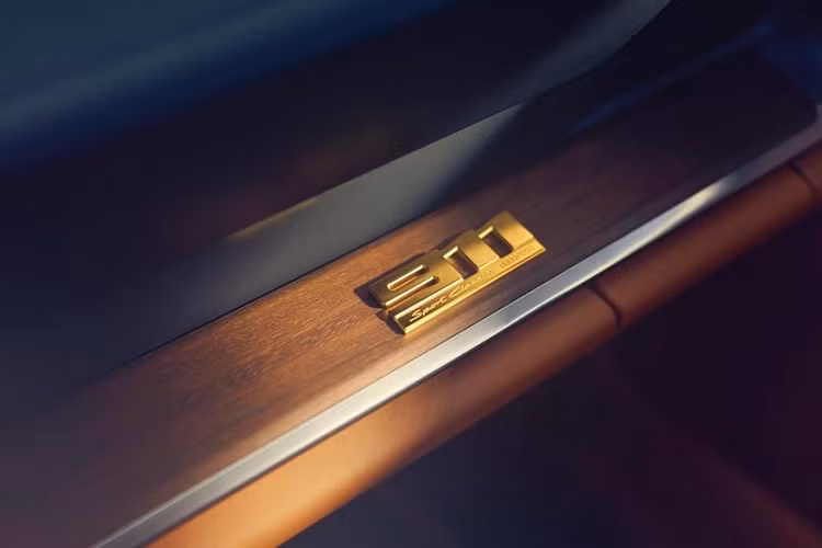 Thông tin chúng tôi nhận được là đã có ít nhất 2 khách Việt đặt mua Porsche 911 Sport Classic 2023 là ông Nguyễn Quốc Cường và doanh nhân Đặng Lê Nguyên Vũ. 