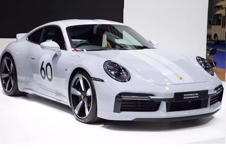 Như vậy, nhiều đại lý Porsche trong khu vực Asean đã nhanh chóng mang xe đầu tiên về bàn giao cho khách, mới nhất là Porsche Thái Lan đã giới thiệu 911 Sport Classic 2023 thông qua triển lãm Bangkok International Motor Show lần thứ 44 và hiện chưa rõ khi nào Porsche Việt Nam mới có lô hàng xe 911 Sport Classic 2023 đầu tiên về nước.